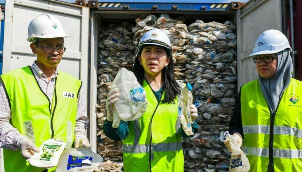 Den malaysiske minister for energi, videnskab, teknologi, miljø og klimaforandring Yeo Bee Yin afleverer plastik tilbage, fordi de ikke vil være losseplads for de rige landes plastik. Klik for flere billeder. Foto: Scanpix