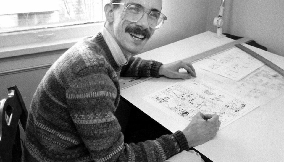 Billedet her af fra 1966 og viser Bill Watterson i færd med at tegne Steen og Stoffer. Tegneserierne er noget nær det eneste Steen og Stoffer-relaterede, du kan købe. Foto: C.h. Pete Copeland / AP / Ritzau Scanpix. KLIK for at se det omtalte klistermærke. Billedet her af fra 1966 og viser Bill Watterson i færd med at tegne Steen og Stoffer. Tegneserierne er noget nær det eneste Steen og Stoffer-relaterede, du kan købe. Foto: C.h. Pete Copeland / AP / Ritzau Scanpix. KLIK for at se det omtalte klistermærke.