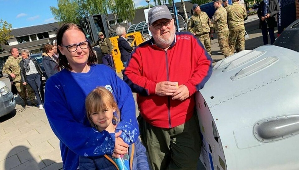 Carina Damgaard, her med datteren Camilla, og Birger Petersen. Camilla og Bent er ikke afskrækket af de nye F-35-fly. Foto: Rosengren/Newsbreak.dk.