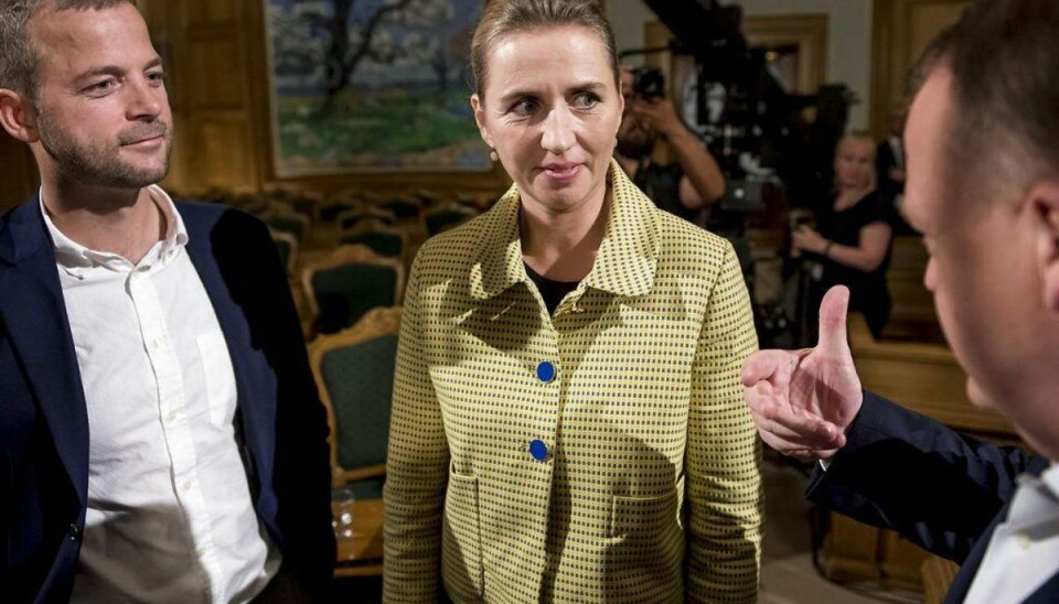 Dagen derpå: Her er de vigtigste tidspunkter Morten Østergaard, Mette Frederiksen hilser på Lars Løkke Rasmussen efter partilederdebatten på Christiansborg i København under Folketingsvalget 2019, onsdag den 5. juni 2019. Onsdag aften holder alle partier valgfest i København i forbindelse med, at der er folketingsvalg, hvor der skal vælges i alt 179 medlemmer til Folketinget. Aftenen afsluttes med en partilederdebat.. (Foto: Mads Claus Rasmussen/Ritzau Scanpix)