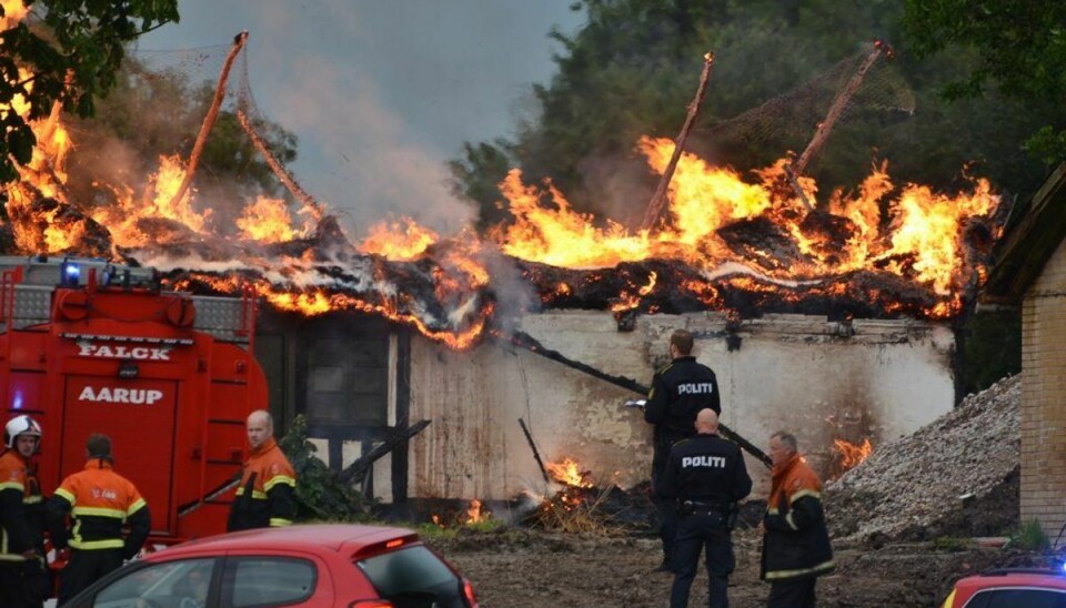 Hus ramt af lynet: Står i vilde flammer