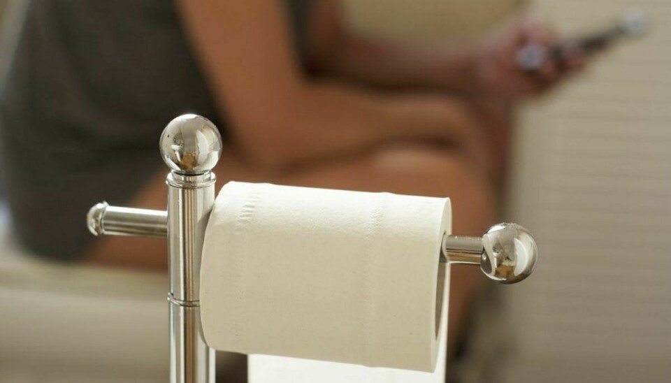Kan du ikke holde telefonen i lommen, når du er på toilettet? Så skal du huske dig selv på, at den er møghamrende bakteriefyldt. Klik videre i galleriet og se, hvad du skal gøre. Foto: Scanpix