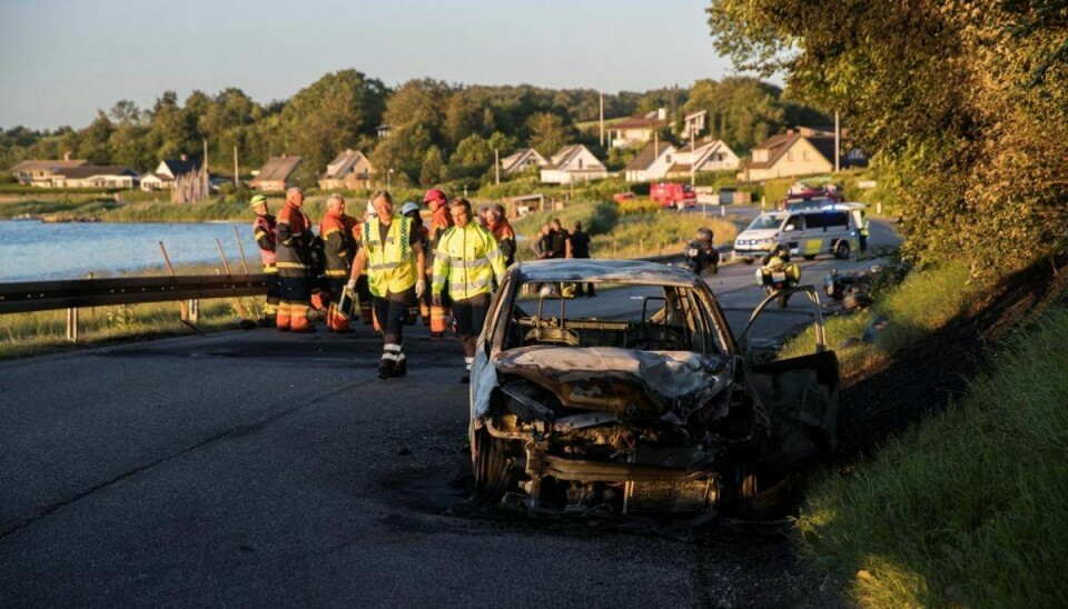 Både bil og motorcykel brød i brand efter ulykken. KLIK FOR FLERE BILLEDER. Foto: Rasmus Skaftved