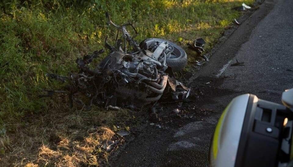 Både bil og motorcykel brød i brand efter ulykken. KLIK FOR FLERE BILLEDER. Foto: Rasmus Skaftved Både bil og motorcykel brød i brand efter ulykken. KLIK FOR FLERE BILLEDER. Foto: Rasmus Skaftved