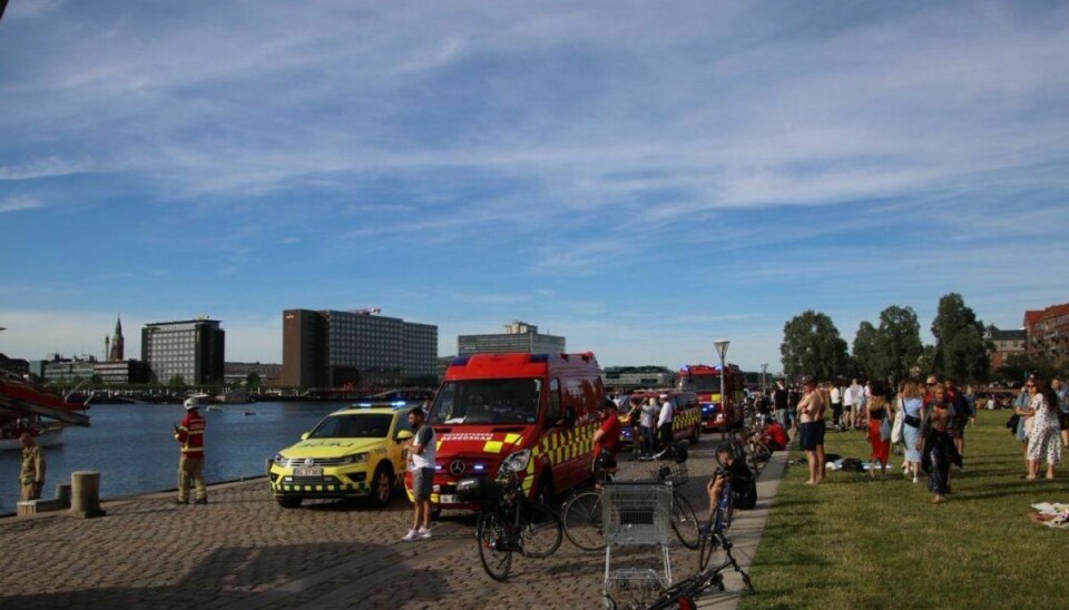 Politi og redning har lige nu gang i en større indsats på Islands Brygge i København. En mand er muligvis druknet. KLIK for flere billeder. Foto: Presse-fotos.dk.