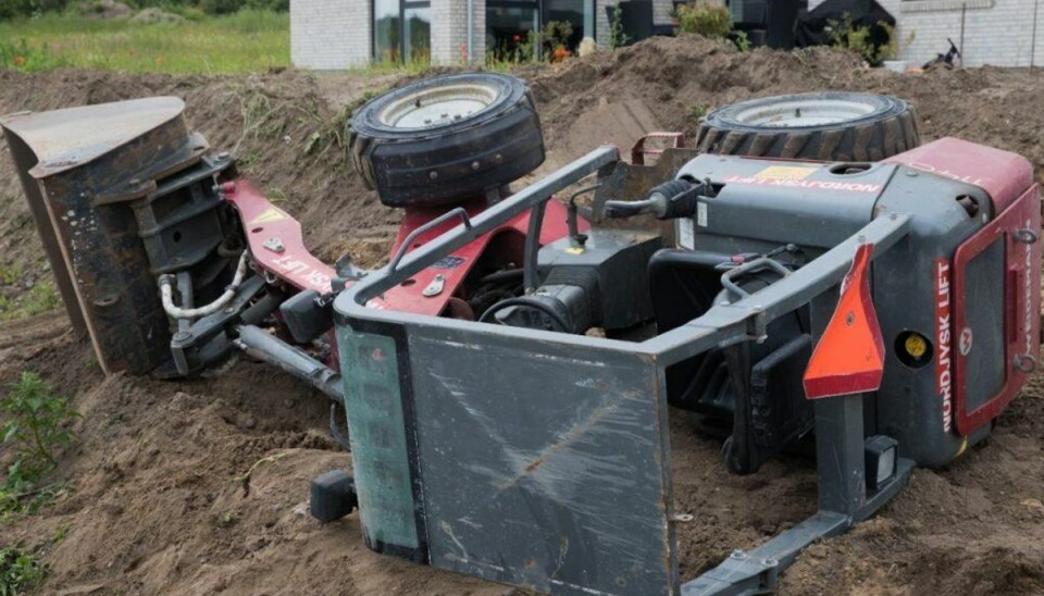 Arbejdsulykke: Mand klemt fast under minigraver