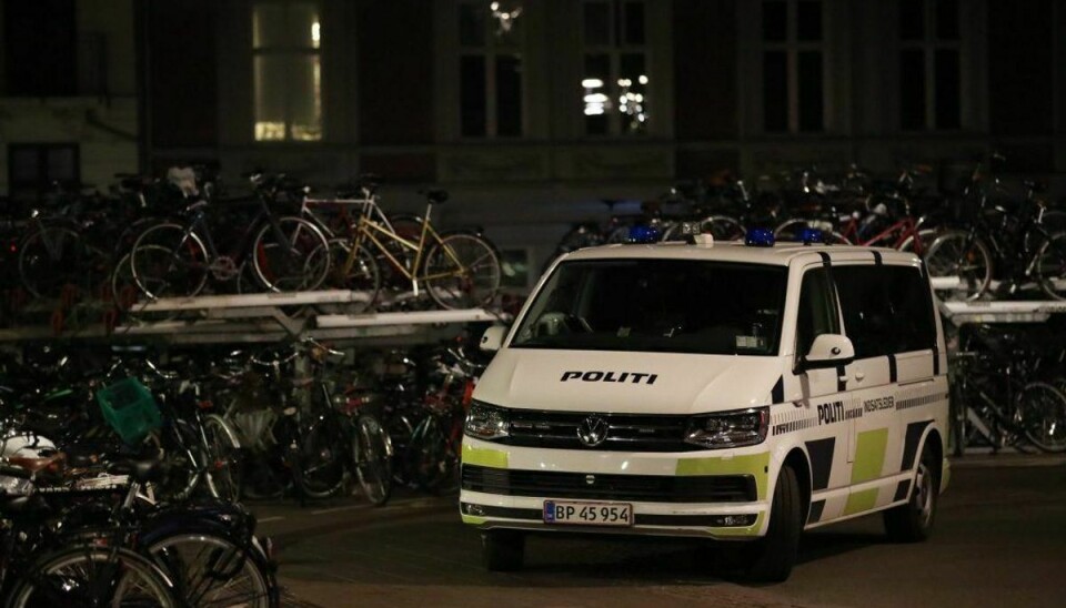 Natten til torsdag anholdt betjente fra Københavns Politi tre personer på sporene omkring Hovedbanegården. KLIK for flere billeder. Foto: Presse-fotos.dk.