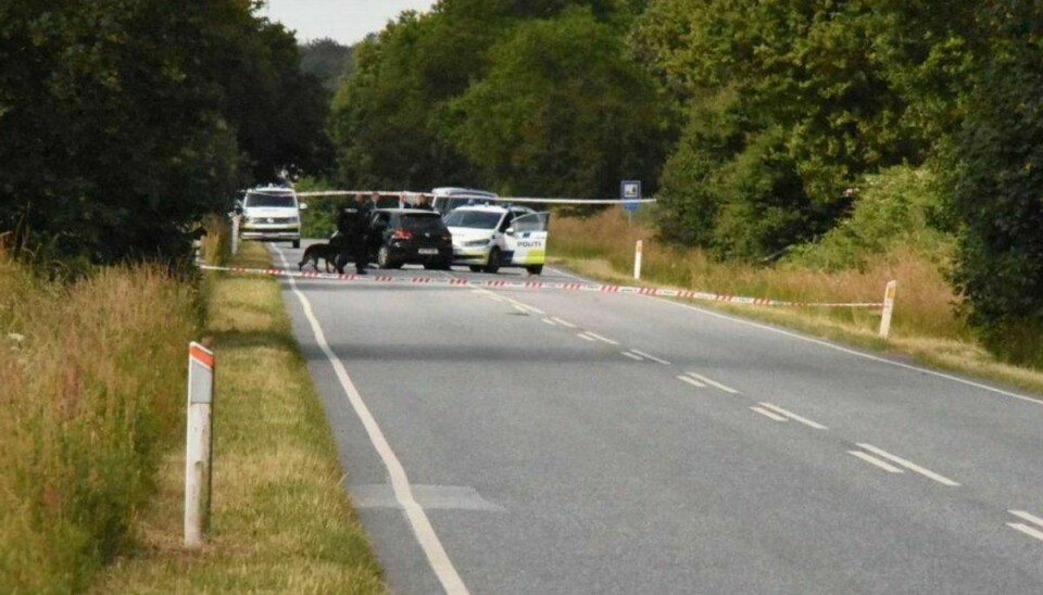 Syd- og Sønderjyllands politi oplyser, at en polititjenestemand har affyret et skud mod en person, der førte en flugtbil fra et indbrud på en tøjbutik. Klik videre for flere billeder. Foto: Øxenholt Foto