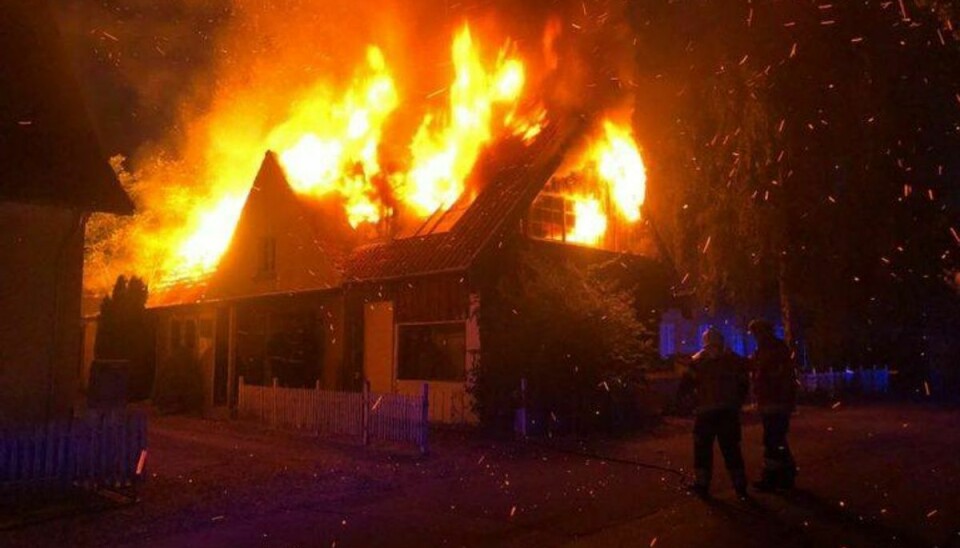Mandag aften udbrød der en kraftig brand i en villa i Vig. KLIK FOR FLERE BILLEDER FRA BRANDEN. Foto: Presse-fotos.dk.