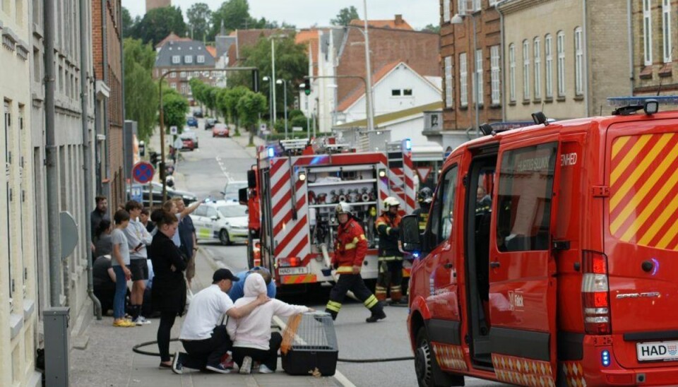 Beboere i en ejendom i Haderslev måtte evakueres på grund af en brand. KLIK for flere billeder. Foto: Presse-fotos.dk. Beboere i en ejendom i Haderslev måtte evakueres på grund af en brand. KLIK for flere billeder. Foto: Presse-fotos.dk.