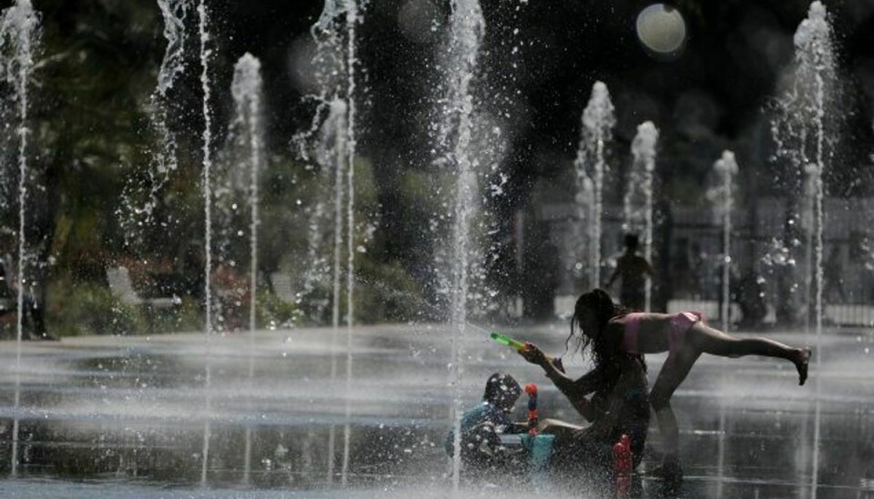 Børn køler af i et springvand i byen Nice i Sydfrankrig under sidste uges hedebølge, hvor der også blev sat ny fransk varmerekord. Foto: Eric Gaillard/Reuters