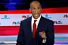 Cory Booker, der stiller op til posten som Demokraternes kandidat til præsidentvalget i 2020, kalder på Twitter drabet på en sort teenager for en hadforbrydelse. Her ses han under en debat mellem kandidaterne i Miami. Foto: Mike Segar/Reuters
