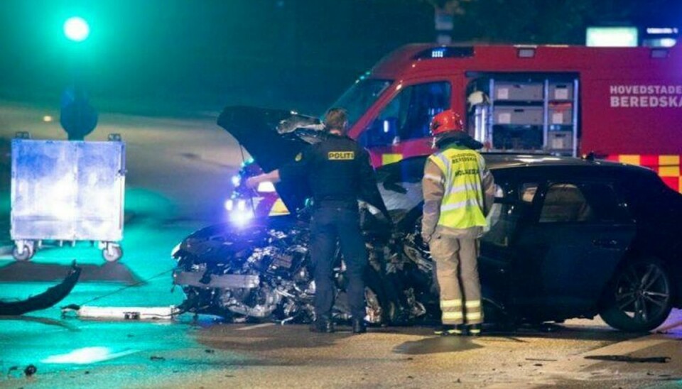 En 35-årig betjent blev dræbt i en ulykke på Langebro i København. Nu er der samlet penge ind til hans efterladte. KLIK for flere billeder fra den tragiske ulykke. Foto: Presse-fotos.dk.