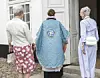 Dronning Margrethe har kreeret en messehagel til Gråsten Slotskirke. Søndag blev den afsløret ved gudstjeneste, hvor dronningen og prinsesse Benedikte beundrede den. Klik videre for flere billeder. Foto: Scanpix