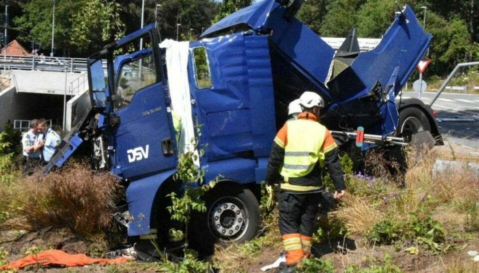 En lastbil forulykkede i et solouheld på Dyrehavegårdsvej i Kolding. Føreren er uskadt, men lastbilen tog skade, da den endte i grøften. Klik videre for flere billeder. Foto: Øxenholt Foto