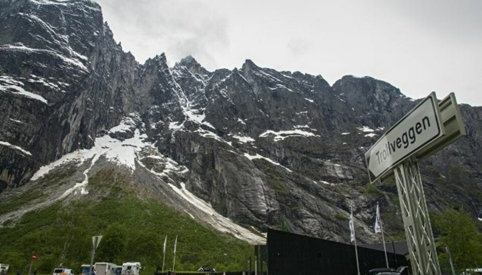 Foto: Lars Laursen/Scanpix Hvert år forsøger klatrere at bemægtige sig Troldveggen i Norge ikke langt fra byerne Åndalsnes og Molde. To livløse personer er fundet ved foden af den bratte fjeldvæg. (Arkivfoto) Foto: Lars Laursen/Scanpix