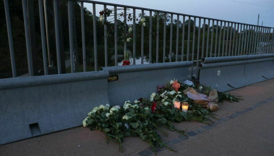 Der er lagt en del blomster, hvor betjenten døde. KLIK VIDERE FOR FLERE BILLEDER. Foto: Rasmus Skaftved