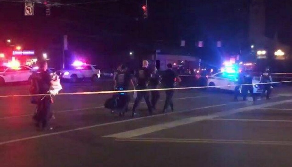 Politiet på gaden i det populære område Oregon i Dayton, hvor en gerningsmand skød og dræbte ni personer, inden han selv blev dræbt af politiet. Foto: Derek Myers/AFP