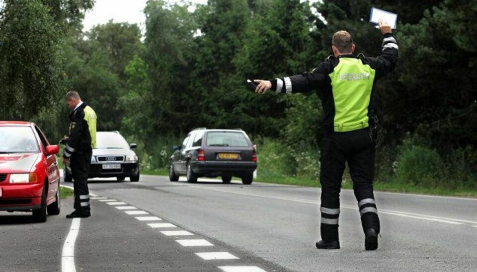 Antallet af påvirkede bilister chokerer politiet, der fra 21.juni til 30. juli har sigtet 918 for spritkørsel og 983 for at være påvirket af narko eller medicin. KLIK VIDERE OG SE, HVORDAN DU TALER MED VENNER OG BEKENDTE OM AT DROPPE BILEN. Foto: Bjarke ørsted/Scanpix