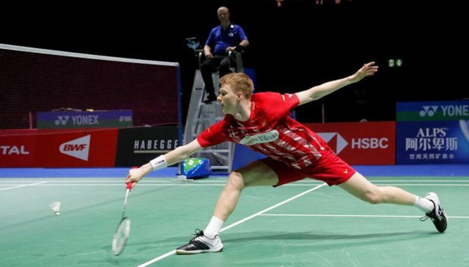 Antonsen ydmyget i VM-finalen Anders Antonsen var kun i få perioder med i VM-finalen mod japanske Kento Momota, som vandt sikkert i to sæt. Foto: Vincent Kessler/Reuters