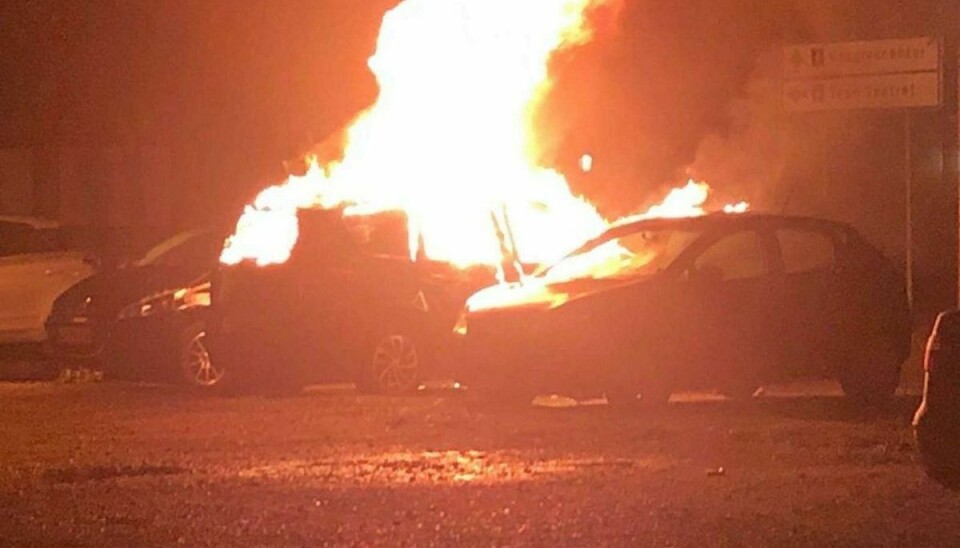 Flere biler brød i brand natten til fredag på en parkeringsplads i Herning. En bil udbrændte, mens to andre biler blev totalskadet. Klik videre for flere billeder. Foto: Øxenholt Foto