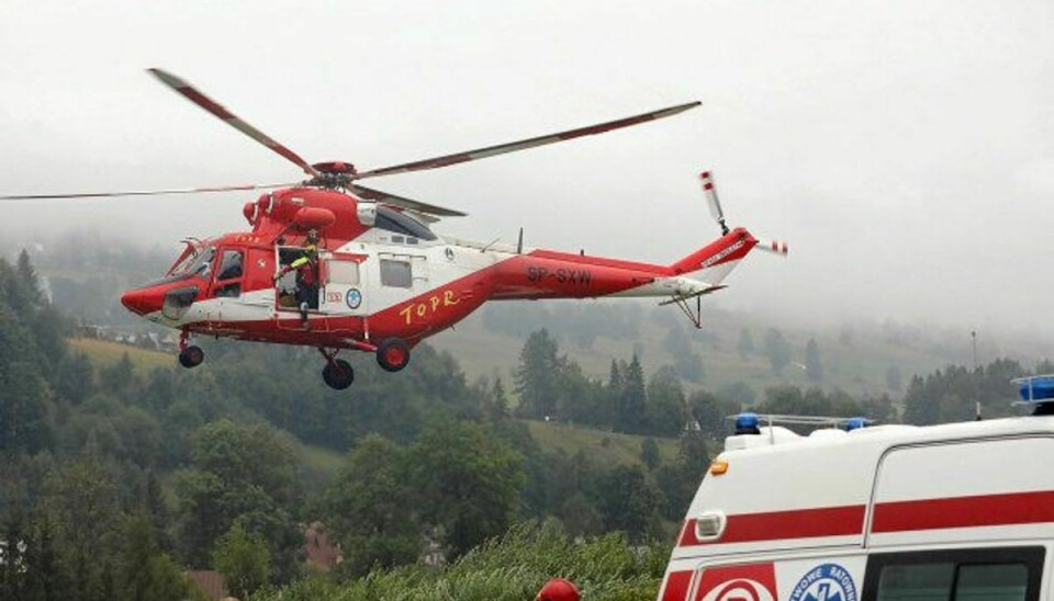 En helikopter fra redningstjenesten TOPR i gang med redningsarbejdet efter voldsomt tordenvejr i Tatrabjergene. Foto: Agencja Gazeta/Reuters