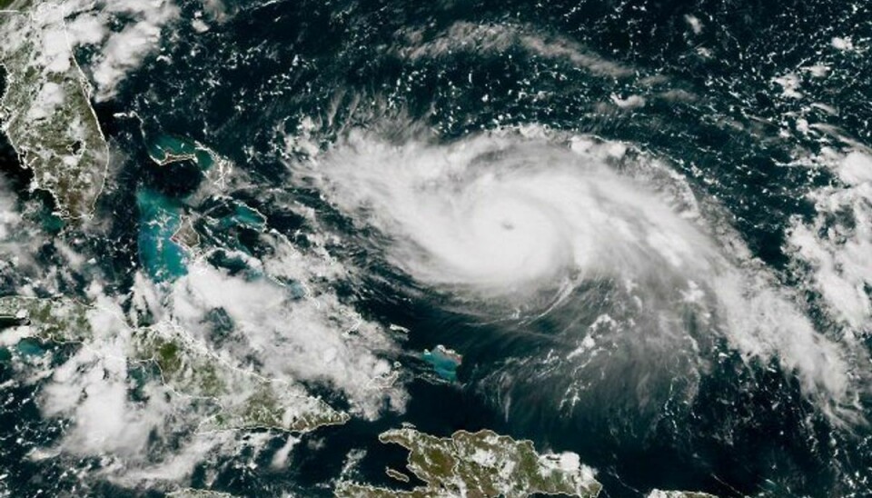 På billedet her fra sent fredag eftermiddag amerikansk tid kan man se, at orkanen Dorian har kurs mod Bahamas og Florida. KLIK videre og se, hvor voldsom orkanen faktisk er. Foto: Ho/AFP