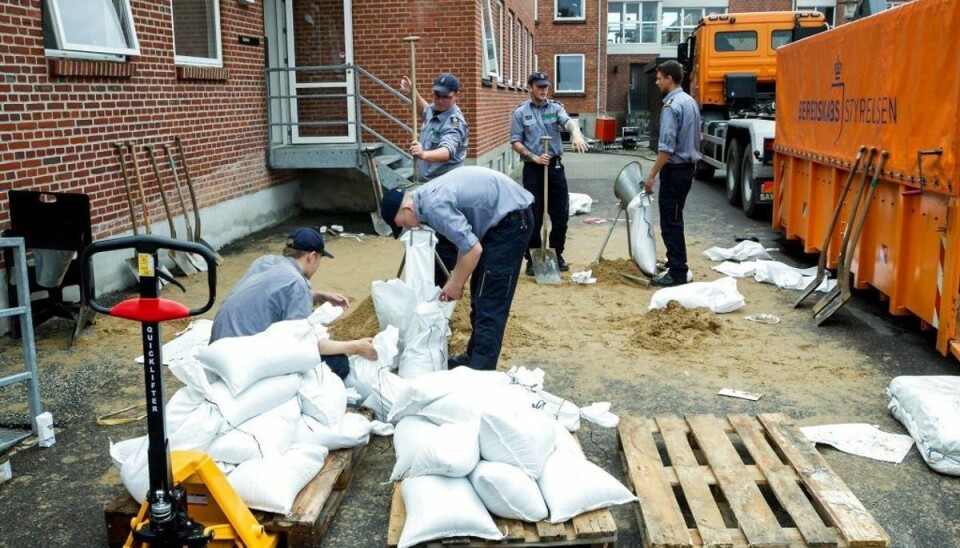 Det er vigtigt at gå huset efter, når stormen har raset, så skaderne ikke udvikler sig og bliver værre. KLIK og se, hvordan du kan forberede dig. (Foto: jørgen kirk/Scanpix 2014)