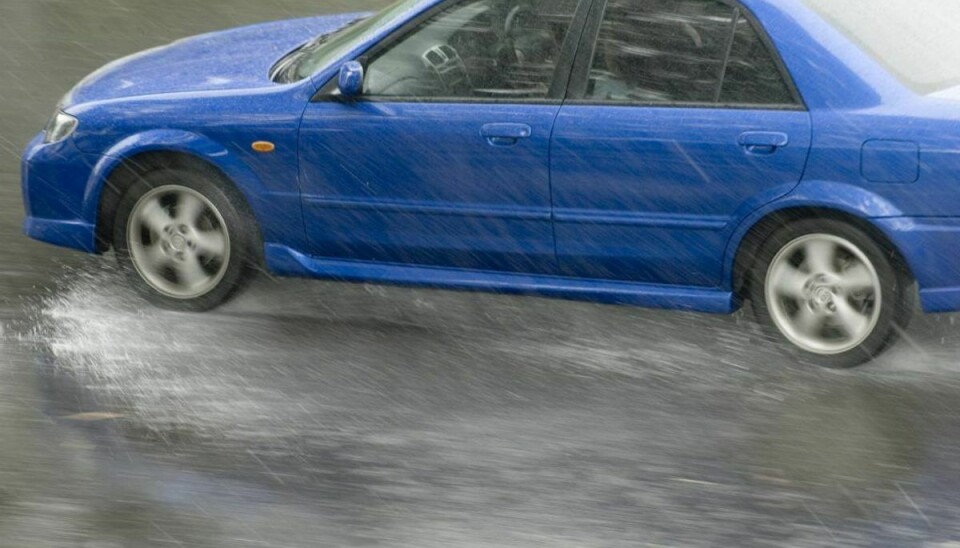 Kvindens bil var fanget af vandmasser. Genrefoto.