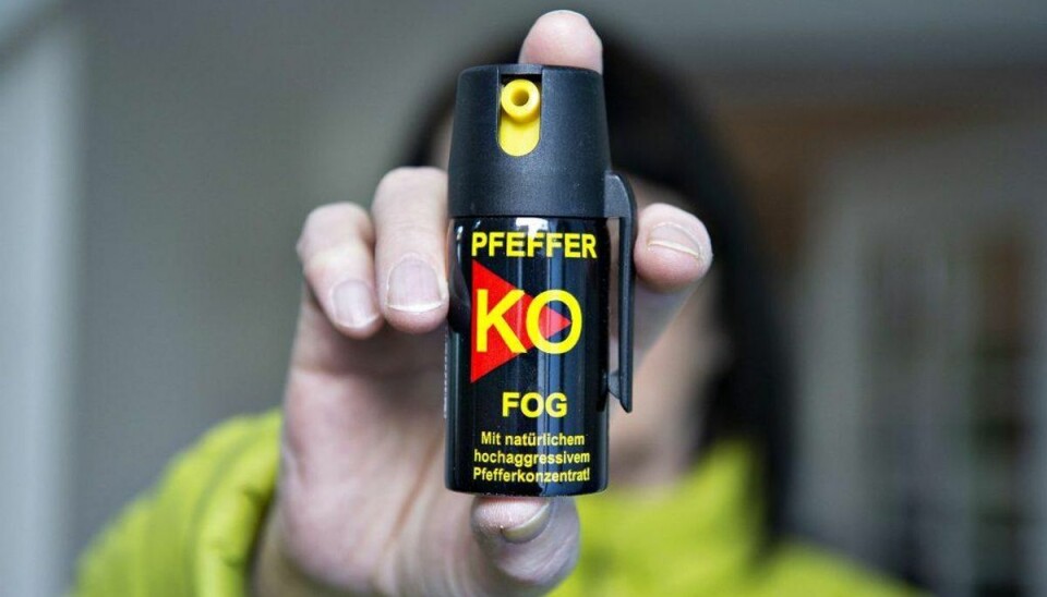 Politiet svømmer i ulovligt peberspray (ARKIV) Peberspray i hånden. Peberspray bliver lovligt i Danmark fra 1. januar 2019. I år har Toldstyrelsen konfiskeret flere hundrede ulovlige pebersprays. Politi og våbenhandlere vurderer, at kunderne er forvirrede over den nye lovgivning. Det skriver Ritzau, lørdag den 23. februar 2019.. (Foto: Henning Bagger/Ritzau Scanpix)