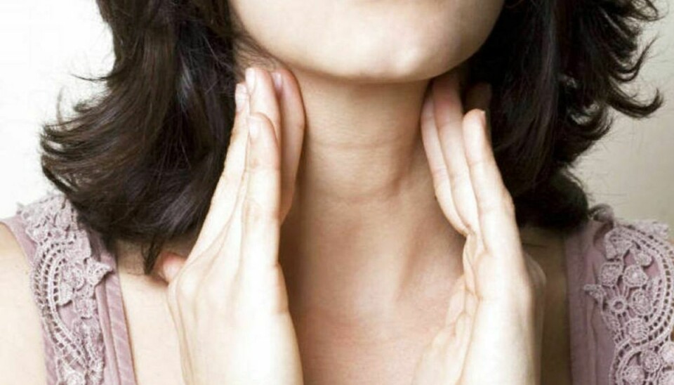 Kæmper du med en øm eller irriteret hals, så er der flere måder at lindre det på. Klik videre og bliv klogere. Foto: Scanpix