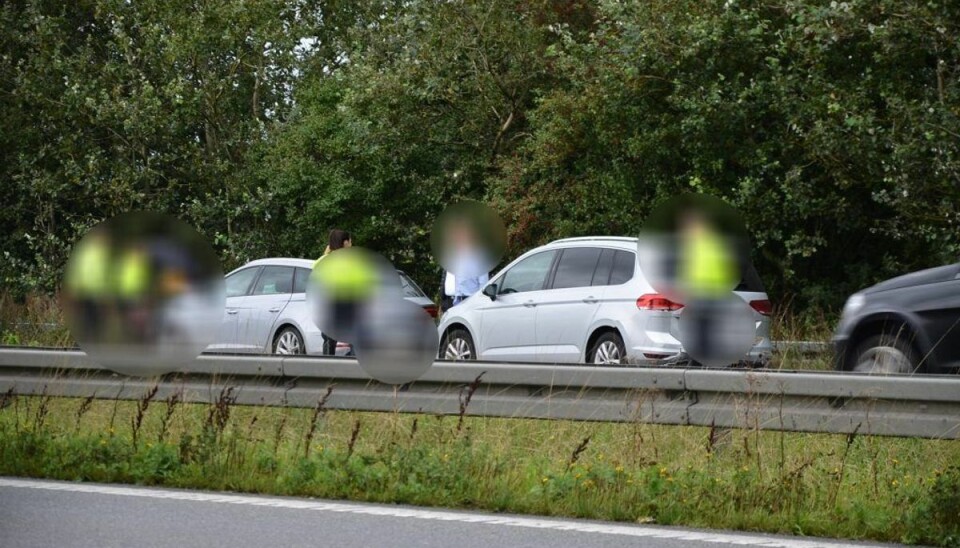 To bilister filmede dette uheld. Det kommer nu til at koste et klip. KLIK videre – og bliv klogere på, hvad du IKKE må – og må – mens du kører bil. Foto: Presse-fotos.