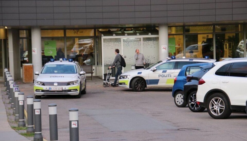 Fange flygter under hospitalsbesøg En fange er stukket af fra sine vogtere. Politiet er på stedet – Bispebjerg Hospital. KLIK for flere billeder. Foto: Presse-fotos.dk.