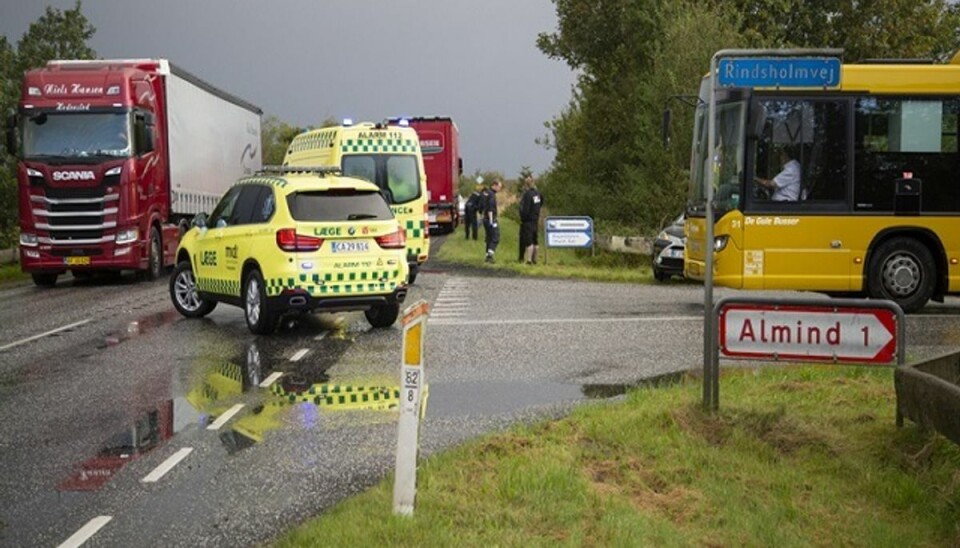 En lastbil kørte ind i bagenden af en personbil på Vejlevej tirsdag morgen. Personen i personbilen klager over smerter i nakken. Klik videre for flere billeder. Foto: Presse-fotos.dk En lastbil kørte ind i bagenden af en personbil på Vejlevej tirsdag morgen. Personen i personbilen klager over smerter i nakken. Klik videre for flere billeder. Foto: Presse-fotos.dk