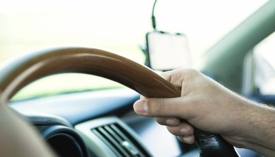 Du må betjene telefonen, hvis den sidder monteret i en holder. Genrefoto. KLIK for at se hvad du ELLERS må i bilen LOVLIGT Du må betjene telefonen, hvis den sidder monteret i en holder. Genrefoto. KLIK for at se hvad du ELLERS må i bilen LOVLIGT
