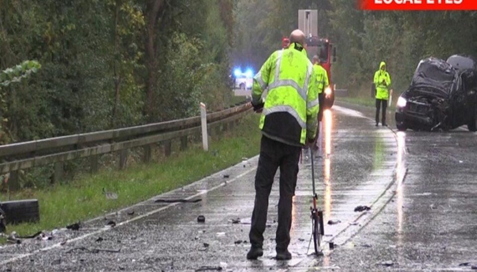 En bilinspektør undersøgte ulykkesstedet søndag. Ifølge Fyns Politi vil der fortsat være undersøgelser mandag også. Foto: Local Eyes