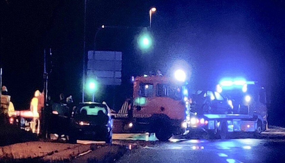 Voldsom ulykke: Bil kørt over for rødt