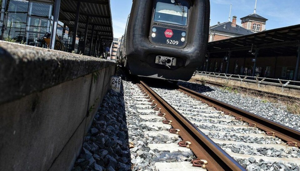 Togene holder stille: Person dræbt af påkørsel DSB oplyser, at togtrafikken mellem Aalborg og Skørping er indstillet på grund af en personpåkørsel. Foto: Scanpix