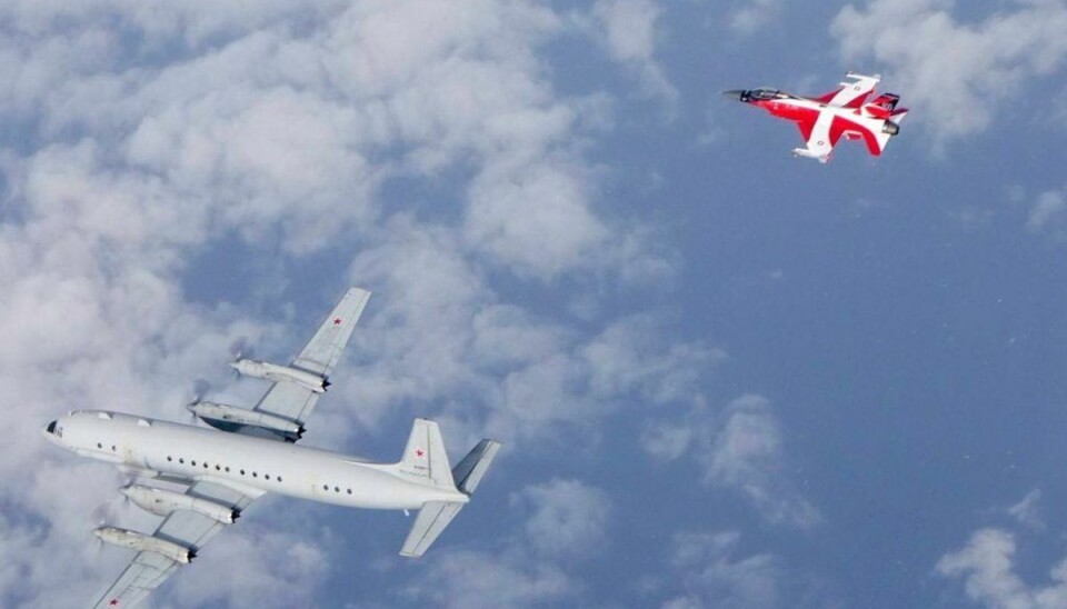 Her ses det danske Dannebrog-kampfly tydeligt i luften sammen med det russiske spionfly. KLIK for flere billeder. Foto: Flyvevåbnet/Facebook Her ses det danske Dannebrog-kampfly tydeligt i luften sammen med det russiske spionfly. KLIK for flere billeder. Foto: Flyvevåbnet/Facebook