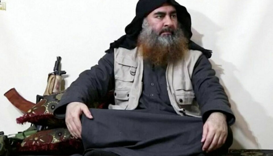 Abu Bakr al-Baghdadi er verdens mest eftersøgte mand, men man ved ikke meget om ham, fordi han har holdt sig skjult for offentligheden. I april blev der offentliggjort en udateret video, som angiveligt viste IS-lederen Abu Bakr al-Baghdadi (på billedet). I så fald var det første gang, at offentligheden så den berygtede IS-leder i fem år. (Arkivfoto) Foto: Reuters Tv/Reuters