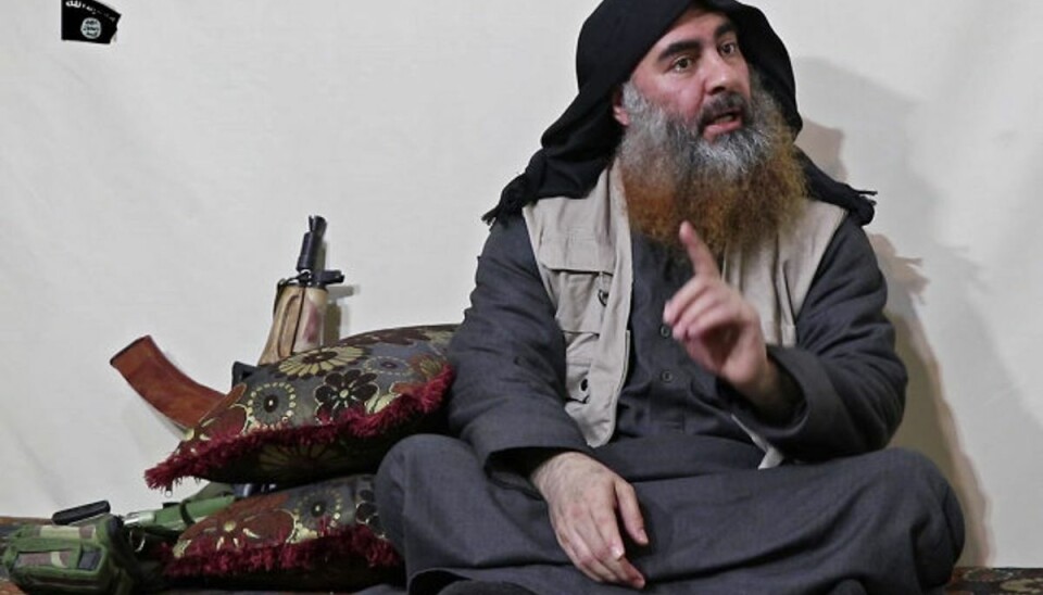 Verdens mest eftersøgte mand meldes dræbt Dette billede fra en video udsendt af Islamisk Stat i april menes at være af Baghdadi. Det var første gang i fem år, at offentligheden så IS-lederen. Det vides ikke, hvornår videoen er optaget. Foto: -/AFP