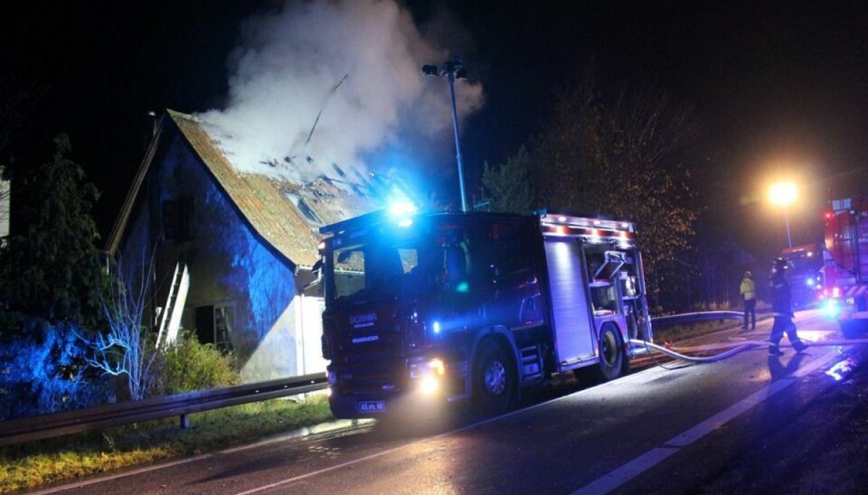 Brand spærrer hovedvej totalt: -Der er godt gang i den