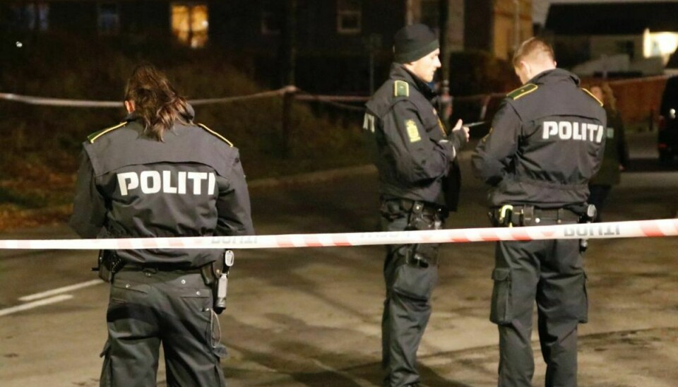 Det var på Nørreby Allé ved Morellhaven i Høje Taastrup, skuddene faldt sent onsdag aften. Foto: Presse-fotos.dk. KLIK VIDERE OG SE BILLEDER AF DEN BRÆNDENDE FLUGTBIL