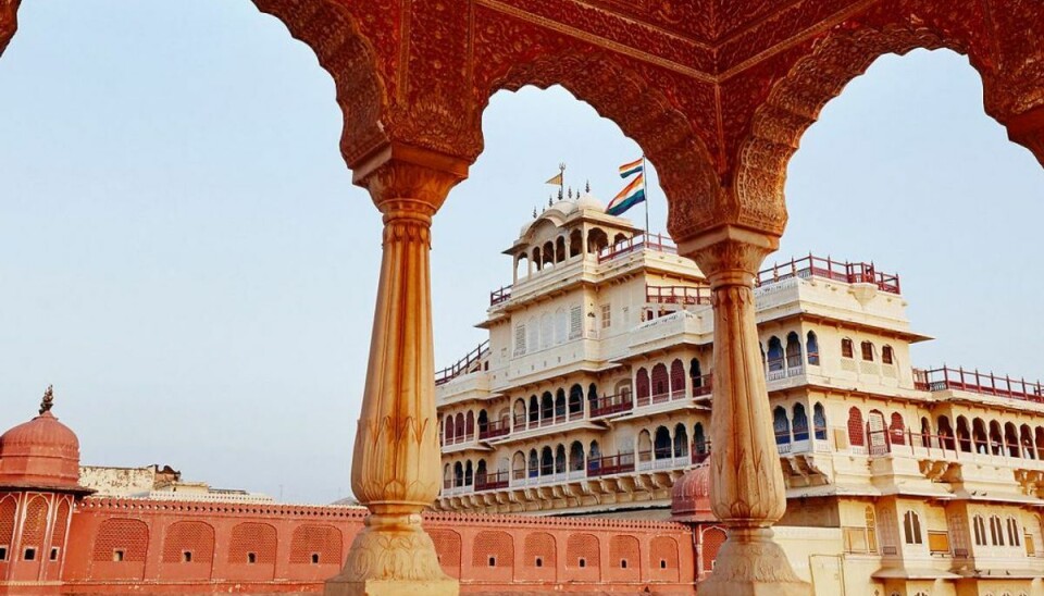Det 300 år gamle palads i Jaipu i Indien, hvor man nu får mulighed for at leje sig ind via Airbnb og dermed komme til at bo dør og dør med Hans Højhed Maharaja Sawai Padmanabh Singh og dennes familie. Klik videre for flere billeder. Foto: Scanpix. Det 300 år gamle palads i Jaipu i Indien, hvor man nu får mulighed for at leje sig ind via Airbnb og dermed komme til at bo dør og dør med Hans Højhed Maharaja Sawai Padmanabh Singh og dennes familie. Klik videre for flere billeder. Foto: Scanpix.
