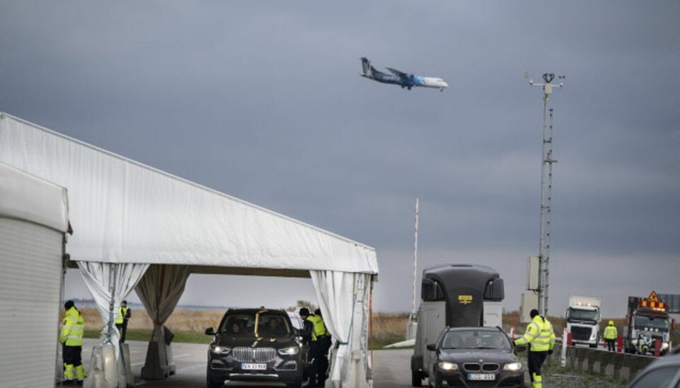 Grænsekontrollen fandt tirsdag sted ved første afkørsel efter Øresundstunnellen. Her var der opstillet et hvidt telt, hvor køretøjer kunne blive kørt til side for yderligere undersøgelser. Foto: Liselotte Sabroe/Scanpix