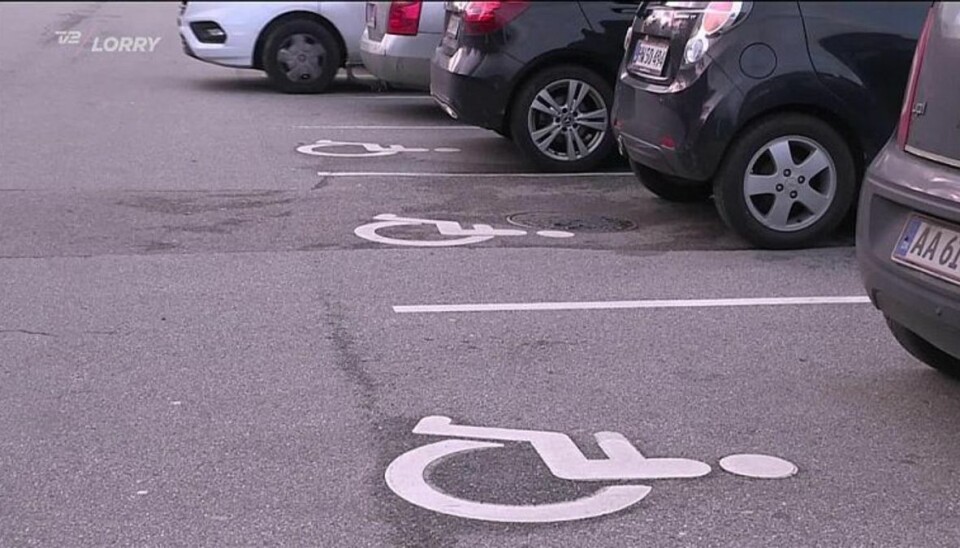 Sonja blev spyttet på: Parkerede på handicapplads Stor stigning i antallet af ureglementerede parkeringer på handicap-pladser. Foto: TV2 Lorry
