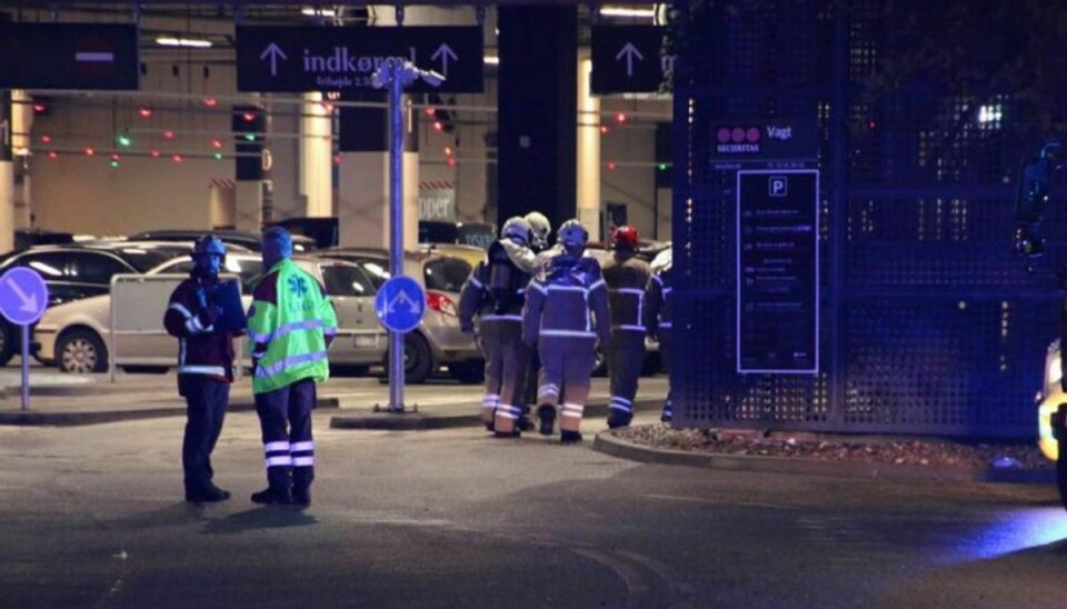 Både politi, ambulancer og brandvæsen ved Fisketorvet på grund af et ammoniakudslip. KLIK for flere billeder. Foto: Presse-fotos.dk.