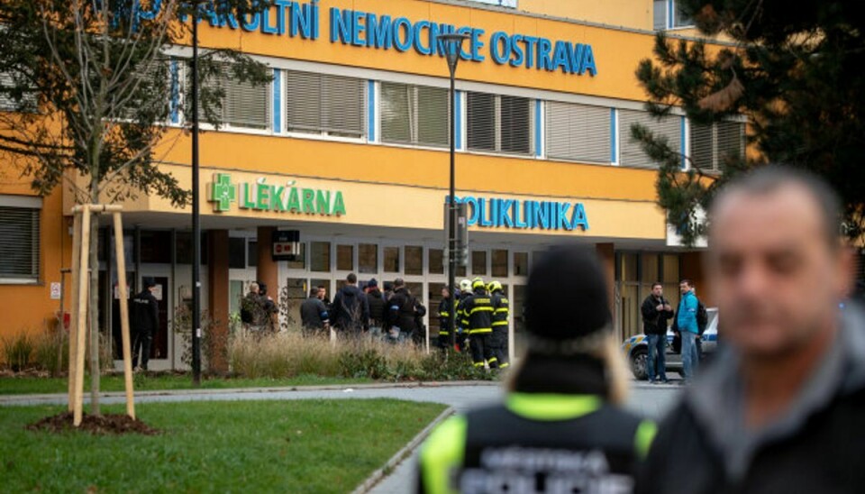 Police officers stand guard near the site of a shooting in front of a hospital in Ostrava, Czech Republic, December 10, 2019. REUTERS/Lukas Kabon Foto: Lukas Kabon/Reuters