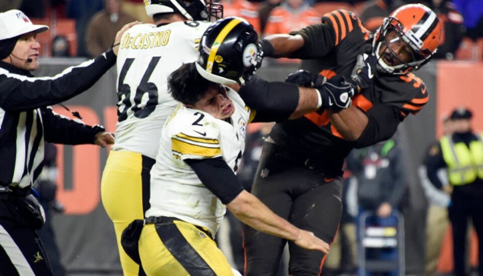 Vold på banen giver historisk straf Quarterback Mason Rudolph (tv.) fra Pittsburgh Steelers blev slået i hovedet med sin egen hjelm af defensive end Myles Garrett fra Cleveland Browns i slutningen af de to holds kamp 14. november. Foto: Jason Miller/AFP