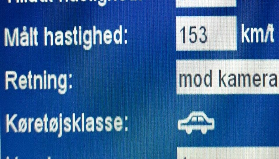 Bilist blæser ud ad landevej med 153 i timen 153 i timen. På en landevej. Hej igen, kørelærer. Foto: Politiet.